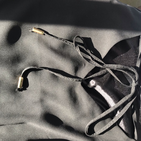 Black flowy cold shoulder tank - Picture 4 of 9